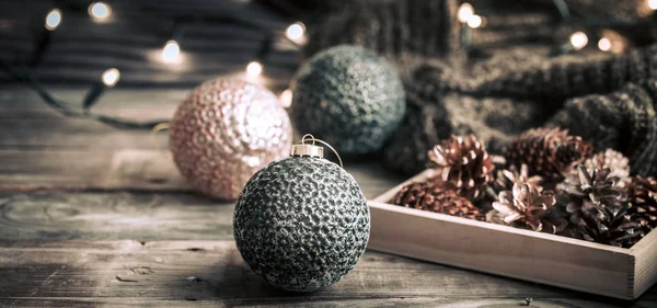 Kerstmis Nieuwjaar Feestelijke Achtergrond Vintage Speelgoed Kerstboom Een Houten Achtergrond — Stockfoto