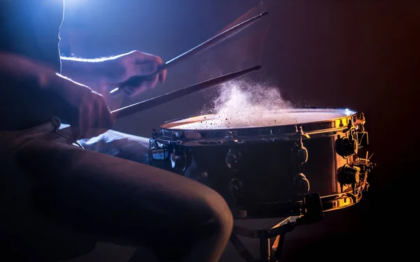 Man Spela Virveltrumman Vacker Färgad Bakgrund Begreppet Musikinstrument — Stockfoto