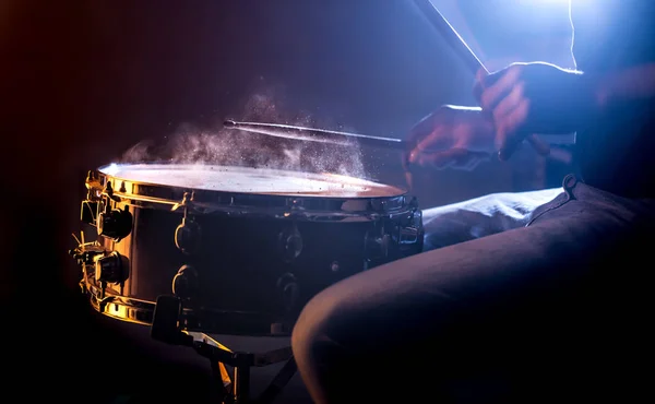 男の美しい色の背景 楽器の概念にスネア ドラムを演奏 — ストック写真