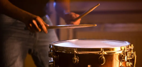 Man Spela Virveltrumman Vacker Färgad Bakgrund Begreppet Musikinstrument — Stockfoto