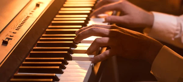 Manliga Händer Pianotangenter Närbild Vacker Färgglad Bakgrund Begreppet Musikalisk Verksamhet — Stockfoto