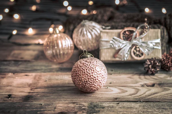 Kerstmis Nieuwjaar Feestelijke Achtergrond Vintage Speelgoed Kerstboom Een Houten Achtergrond — Stockfoto