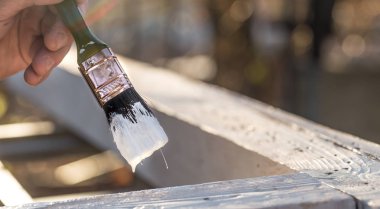 Erkek el boyalar ahşap, boyama kavramı, yakın çekim, beyaz boya ile yerleştirmek için metni