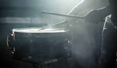 güzel renkli bir arka plan üzerinde müzik aletleri kavramı trampet oynayan adam