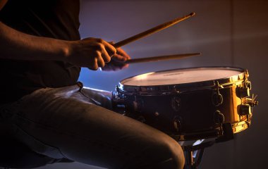 güzel renkli bir arka plan üzerinde müzik aletleri kavramı trampet oynayan adam
