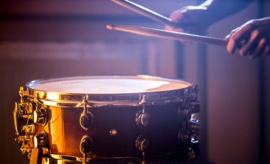 güzel renkli bir arka plan üzerinde müzik aletleri kavramı trampet oynayan adam
