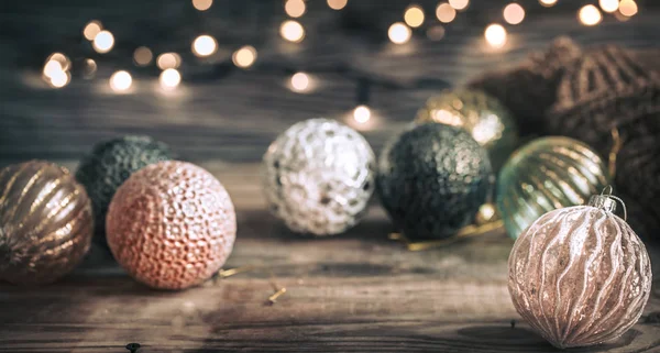 Kerstmis Nieuwjaar Feestelijke Achtergrond Vintage Speelgoed Kerstboom Een Houten Achtergrond — Stockfoto