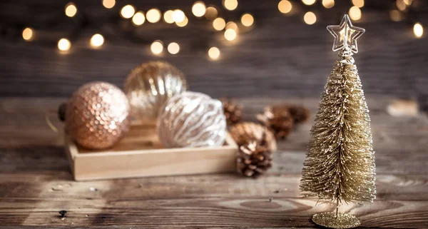 Kerstmis Nieuwjaar Feestelijke Achtergrond Vintage Speelgoed Kerstboom Een Houten Achtergrond — Stockfoto
