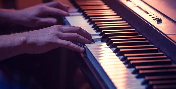 Manliga Händer Pianotangenter Närbild Vacker Färgglad Bakgrund Begreppet Musikalisk Verksamhet — Stockfoto