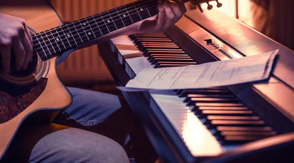 Hombre Tocando Guitarra Acústica Piano Cerca Notas Grabación Hermoso Fondo — Foto de Stock