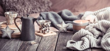 Natürmort rahat ev, iç detaylar ahşap bir masa, ev konfor ve bakım kavramı üzerinde oturma odasında