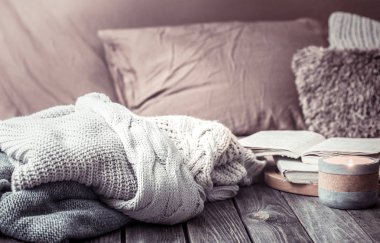 Natürmort rahat ev, iç detaylar ahşap bir masa, ev konfor ve bakım kavramı üzerinde oturma odasında