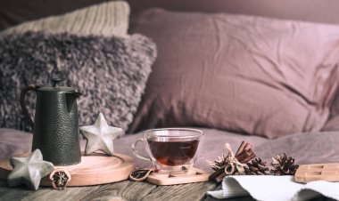 Natürmort rahat ev, iç detaylar ahşap bir masa, ev konfor ve bakım kavramı üzerinde oturma odasında