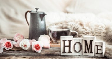 iç ahşap harf ve ev dekor öğeleri, konfor kavramı ile ev atmosfer