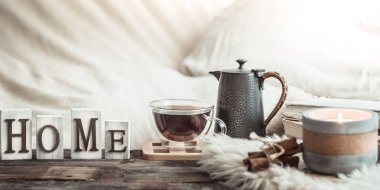 iç ahşap harf ve ev dekor öğeleri, konfor kavramı ile ev atmosfer