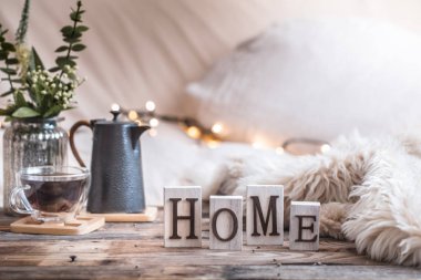 iç ahşap harf ve ev dekor öğeleri, konfor kavramı ile ev atmosfer