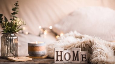 İçişleri ev dekor öğeleri ile ve ahşap harfleri ev kelime, konfor ve coziness kavramı ile kompozisyon sade festival atmosferi