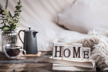 iç ahşap harf ve ev dekor öğeleri, konfor kavramı ile ev atmosfer