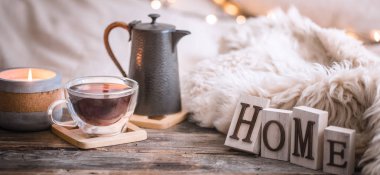 İçişleri ev dekor öğeleri ile ve ahşap harfleri ev kelime, konfor ve coziness kavramı ile kompozisyon sade festival atmosferi