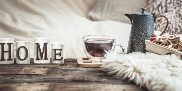 Wohnatmosphäre Interieur Mit Holzbuchstaben Und Wohnaccessoires Komfortkonzept — Stockfoto