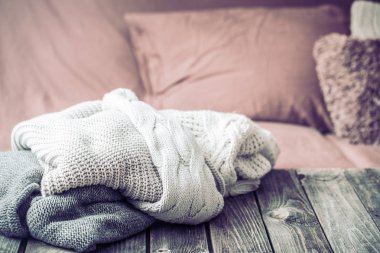 sıcak giysiler, ahşap bir masa oturma odasında evde, konfor kavramı üzerinde kazak örme