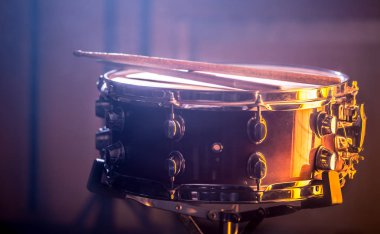 Trampet güzel renkli arka plan, müzik aletleri kavramı üzerinde sopa ile