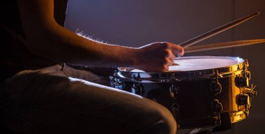 güzel renkli bir arka plan üzerinde müzik aletleri kavramı trampet oynayan adam