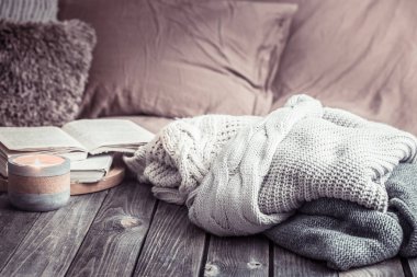 Natürmort rahat ev, iç detaylar ahşap bir masa, ev konfor ve bakım kavramı üzerinde oturma odasında