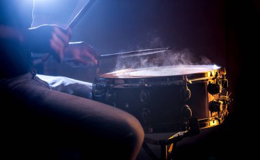 güzel renkli bir arka plan üzerinde müzik aletleri kavramı trampet oynayan adam