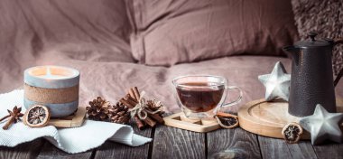 Natürmort rahat ev, iç detaylar ahşap bir masa, ev konfor ve bakım kavramı üzerinde oturma odasında