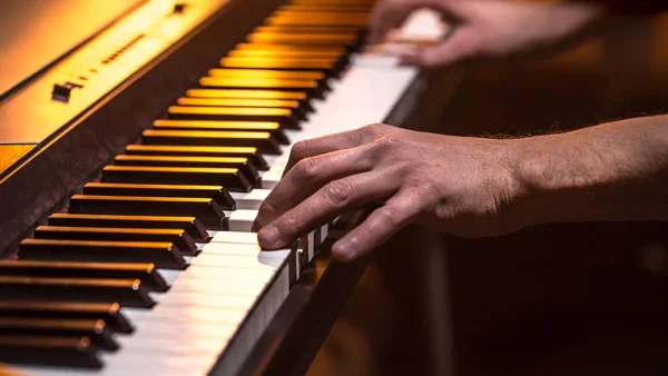 Manos Masculinas Las Teclas Piano Primer Plano Hermoso Fondo Colorido — Foto de Stock