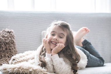 mutlu küçük kız yalan ifade etmek, güzel gülümseme, geri kalan kavramı