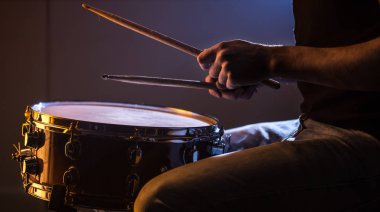 güzel renkli bir arka plan üzerinde müzik aletleri kavramı trampet oynayan adam