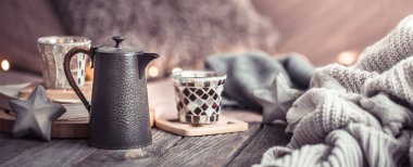 Natürmort rahat ev, iç detaylar ahşap bir masa, ev konfor ve bakım kavramı üzerinde oturma odasında