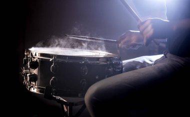 güzel renkli bir arka plan üzerinde müzik aletleri kavramı trampet oynayan adam
