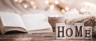 İçişleri ev dekor öğeleri ile ve ahşap harfleri ev kelime, konfor ve coziness kavramı ile kompozisyon sade festival atmosferi