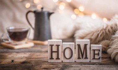 iç ahşap harf ve ev dekor öğeleri, konfor kavramı ile ev atmosfer