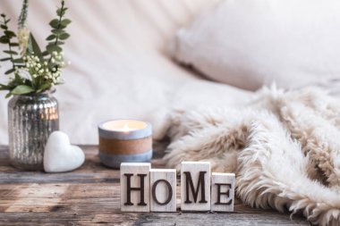 İçişleri ev dekor öğeleri, konfor ve coziness kavramı ile natürmort kendinizi evinizde gibi hissedeceğiniz bir atmosferde