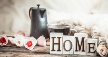 iç ahşap harf ve ev dekor öğeleri, konfor kavramı ile ev atmosfer