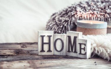 Ana sayfa yazıt ve bir büyük güzel mum, kavramı konfor ve ev tarzı iç ve ahşap harflerle ayrıntılarda ahşap bir zemin üzerine rahat natürmort