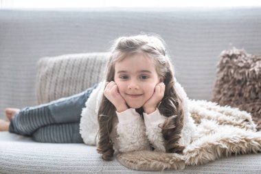 mutlu küçük kız yalan ifade etmek, güzel gülümseme, geri kalan kavramı