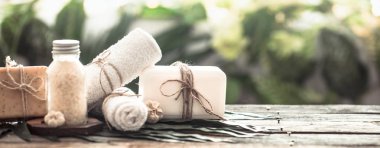 Spa beyaz havlu ve deniz tuzu ile el yapımı sabun, tropikal kompozisyona bırakır, metin, Spa konsept ve vücut için dinlenme yeri olan ahşap arka plan