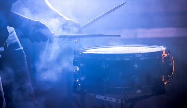 güzel renkli bir arka plan üzerinde müzik aletleri kavramı trampet oynayan adam