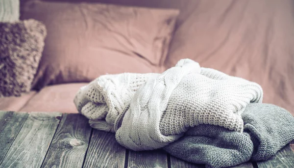 Vestiti Caldi Maglioni Lavorati Maglia Tavolo Legno Nel Soggiorno Casa — Foto Stock