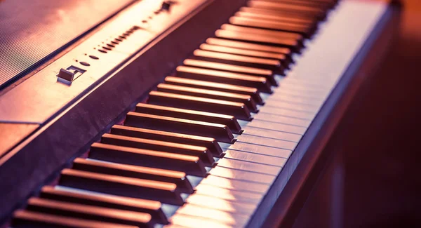 Клавіші Фортепіано Крупним Планом Красивому Кольоровому Фоні Концепція Музичних Інструментів — стокове фото