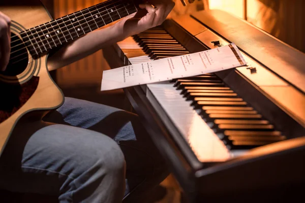 Hombre Tocando Guitarra Acústica Piano Cerca Notas Grabación Hermoso Fondo — Foto de Stock