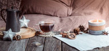 Natürmort rahat ev, iç detaylar ahşap bir masa, ev konfor ve bakım kavramı üzerinde oturma odasında