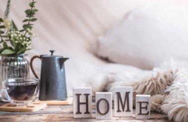 iç ahşap harf ve ev dekor öğeleri, konfor kavramı ile ev atmosfer