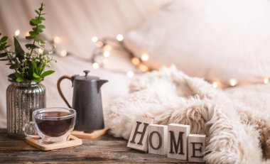 İçişleri ev dekor öğeleri ile ve ahşap harfleri ev kelime, konfor ve coziness kavramı ile kompozisyon sade festival atmosferi