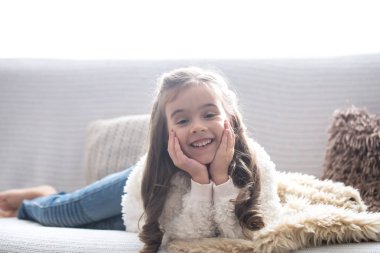 mutlu küçük kız yalan ifade etmek, güzel gülümseme, geri kalan kavramı